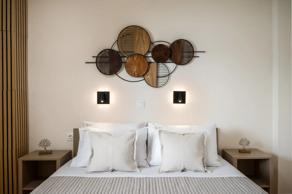 Bright double bedroom with decorative wall details at Apovrado Stay